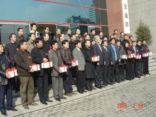 2005年,原交通部召开了中华人民共和国机动车驾驶员培训教学大纲和统编教材 安全驾驶从这里开始 发布会