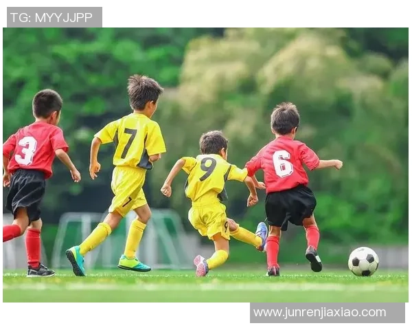 足球游戏中班的快乐与成长探索之旅让孩子们在运动中收获友谊与技能