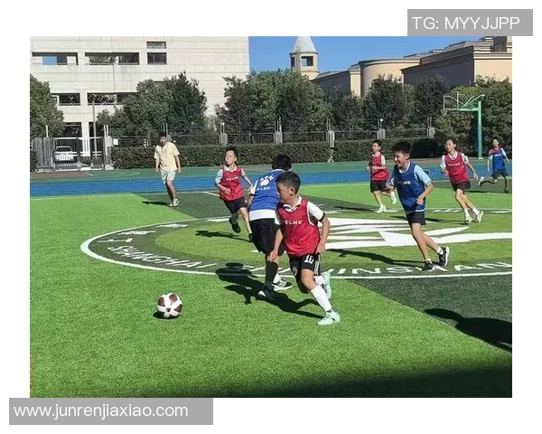 足球草路灯照亮绿茵场夜晚激情助力球员展现精彩技艺